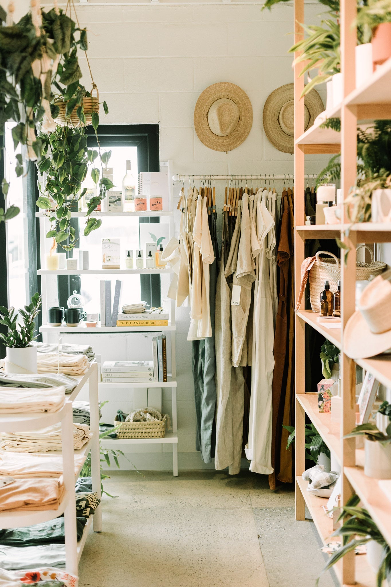 WOMEN'S CLOTHING