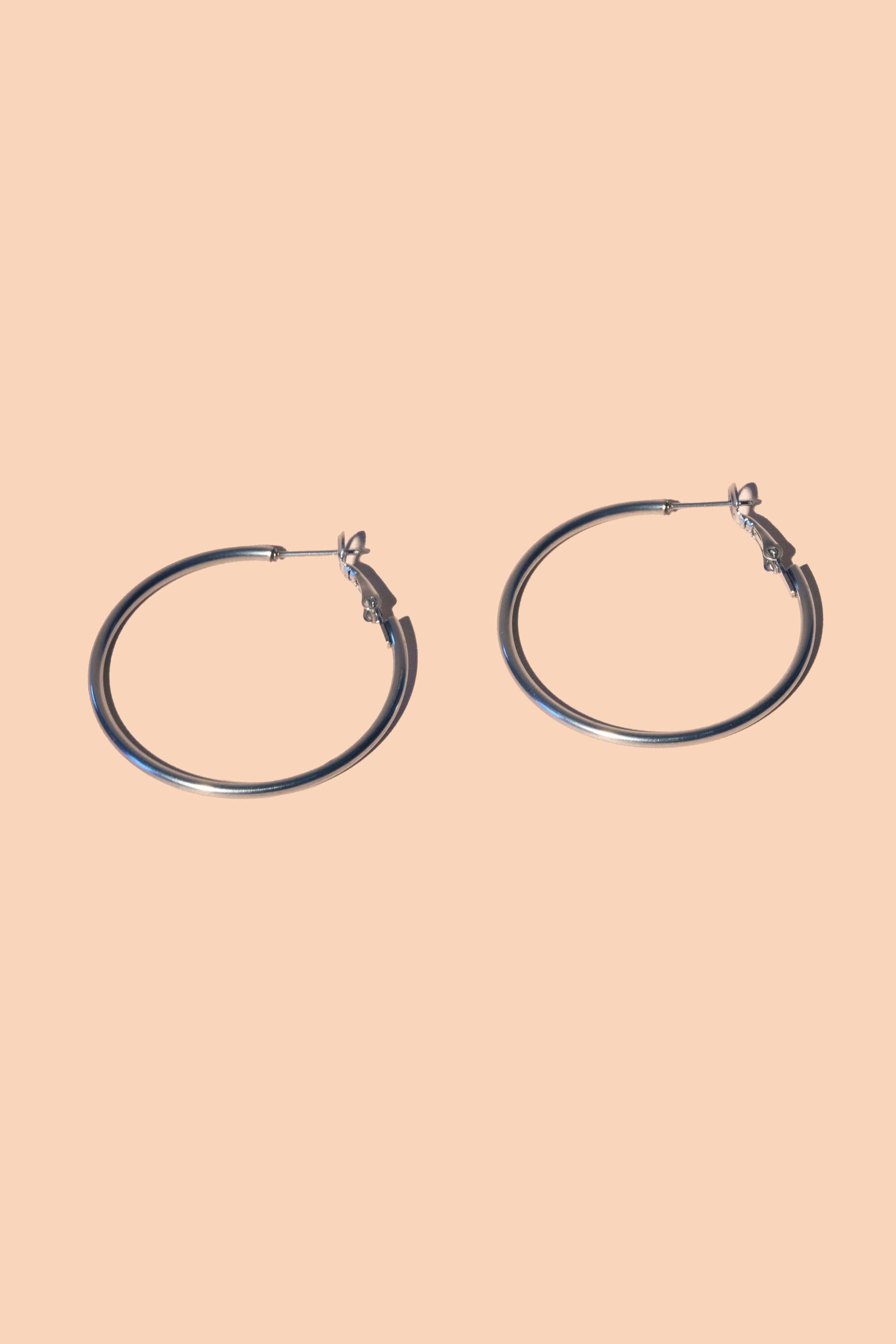 Anjelica Hoops in Silver