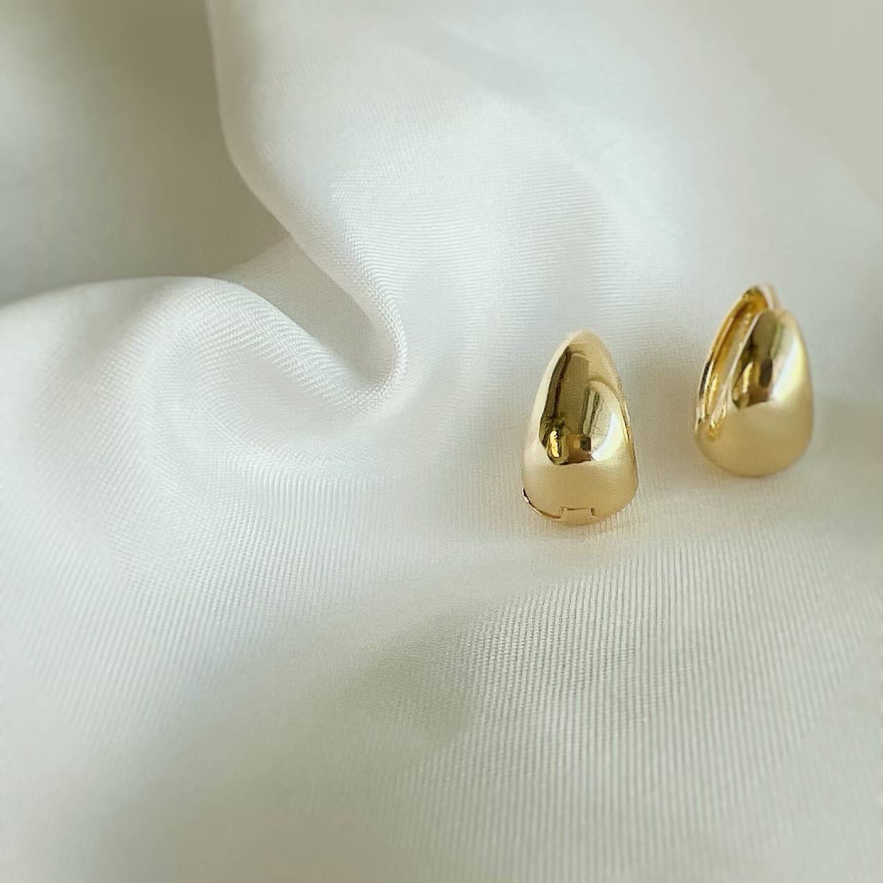 Lizzie Teardrop Huggie Hoop Earrings – 14k Gold Filled