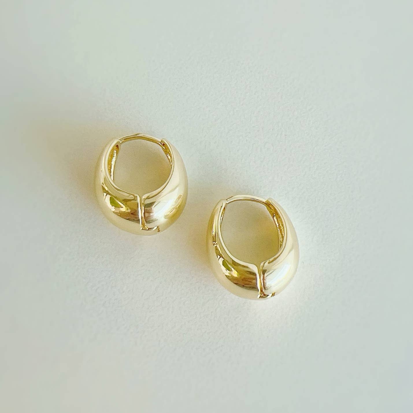 Lizzie Teardrop Huggie Hoop Earrings – 14k Gold Filled