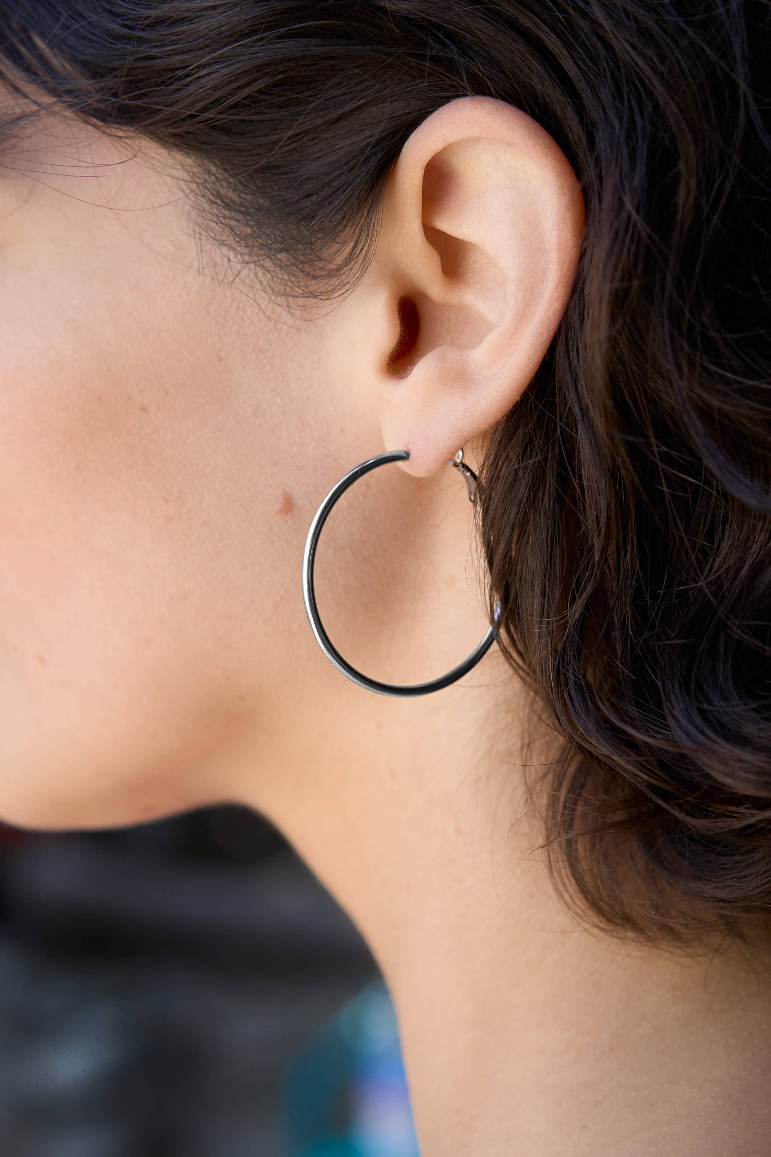 Anjelica Hoops in Silver